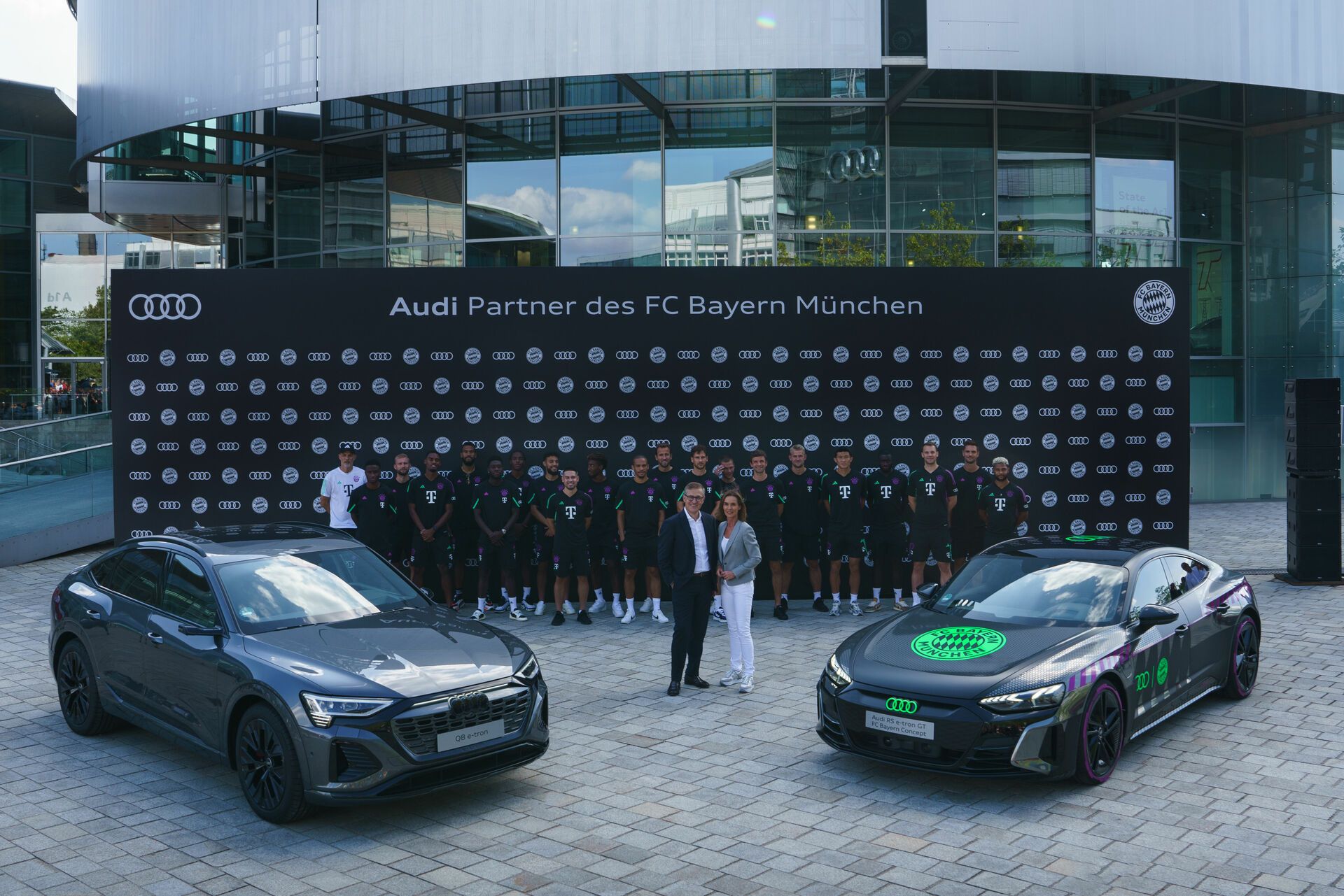 Audi presenteia jogadores do Bayern de Munique com novos veículos elétricos 
